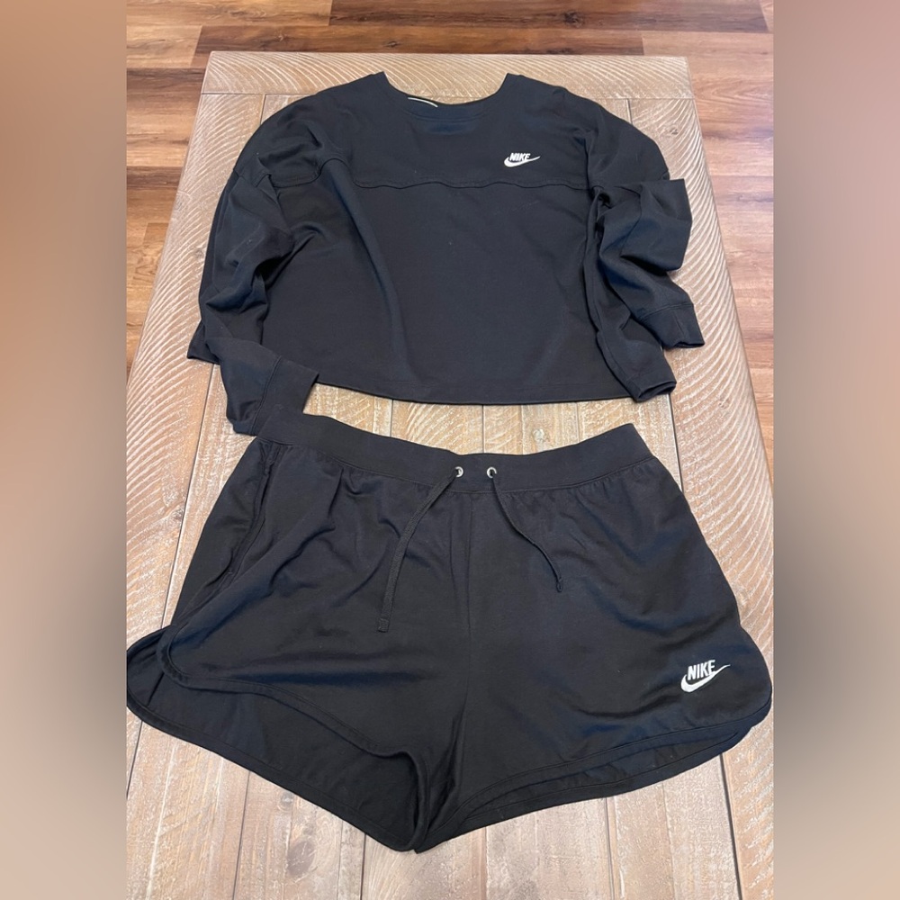 Nike Women's Black Athletic Shorts and Long Sleeve Tee Set Size XXL
